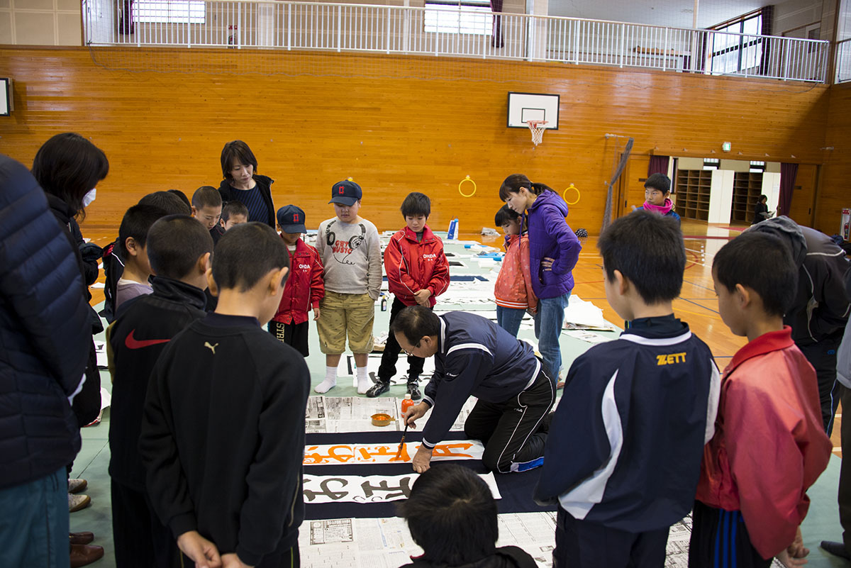 2015年大田スポーツ少年団書道教室の写真2（山崎銀川）